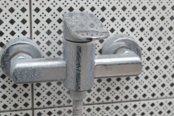 Tvrdá Voda Detailní Záběr Sprchového Kohoutku Váhou Vápna Bílým Křídovým — Stock fotografie