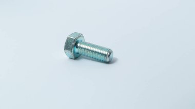 Metal cıvata beyaz arkaplanda izole edilmiş. Metal çelik cıvata.