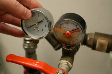 Hasarlı ve iyi bir manometre. Servisi dolduruyorum. Boru hattında basınç göstergesi kötü. Tesisat konsepti veya servis su işçisi