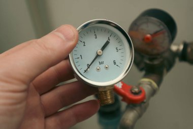 Hasarlı ve iyi bir manometre. Servisi dolduruyorum. Boru hattında basınç göstergesi kötü. Tesisat konsepti veya servis su işçisi