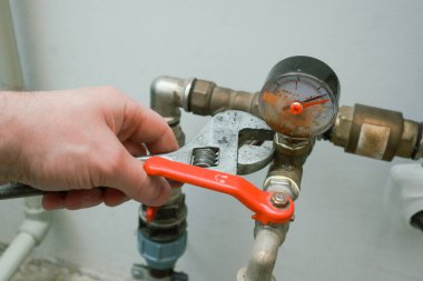 Hasarlı manometreyi değiştir. Servisi dolduruyorum. Boru hattında basınç göstergesi kötü. Tesisat konsepti veya servis su işçisi