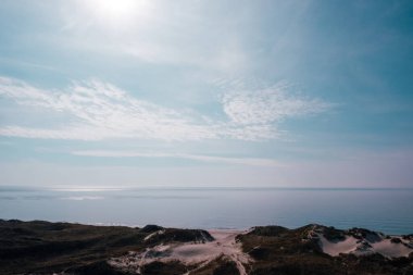 Kuzey sahilindeki kum tepecikleri. Holmsland Klit 'in geniş kumulunda, Danimarka' nın Hvide Sande kentinden Jutland 'ın batı kıyısında sahil manzaralı Lyngvig deniz fenerinin havadan görüntüsü..