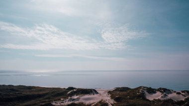 Kuzey sahilindeki kum tepecikleri. Holmsland Klit 'in geniş kumulunda, Danimarka' nın Hvide Sande kentinden Jutland 'ın batı kıyısında sahil manzaralı Lyngvig deniz fenerinin havadan görüntüsü..