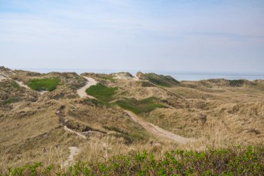 Kuzey sahilindeki kum tepecikleri. Holmsland Klit 'in geniş kumulunda, Danimarka' nın Hvide Sande kentinden Jutland 'ın batı kıyısında sahil manzaralı Lyngvig deniz fenerinin havadan görüntüsü..