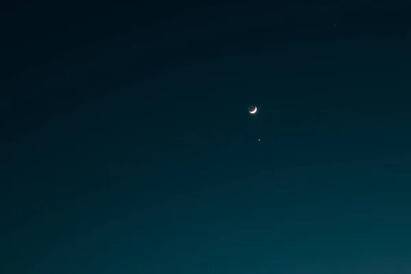 Riktig Himmel Med Stjärnor Och Halvmåne Halvmåne Med Vacker Solnedgång — Stockfoto