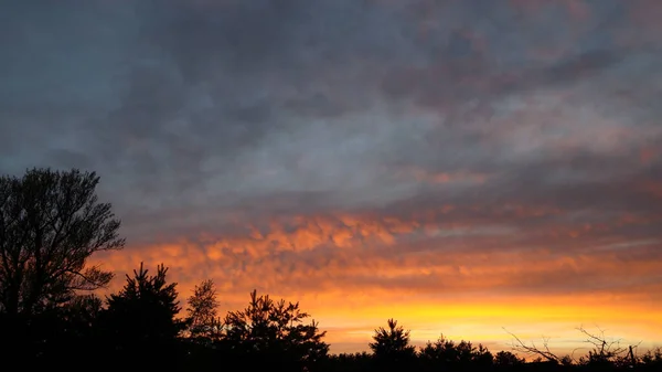 Gelbgoldener Himmel Abend Dramatisch Farbenfroher Himmel Bei Sonnenuntergang Mit Der — Stockfoto