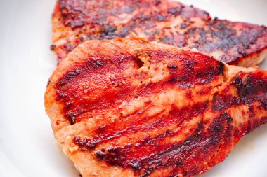 Beyaz tabakta ızgara kırmızı ton balığı bifteği ve biber makrosu. Beyaz Tabakta İki Kızarmış Ton Bifteğinin Yakın Durgun Yaşamı