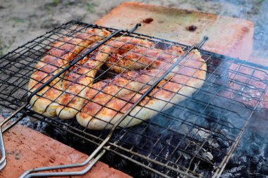 Izgarada sosisli barbekü sosisi. Izgara ızgarada domuz sosisi. Izgarada sosisin yakın çekimi.