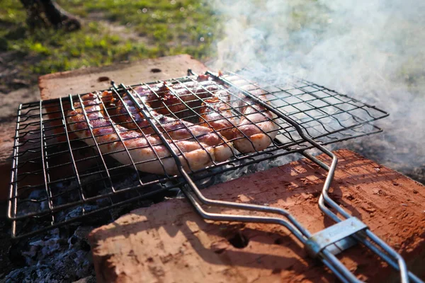 美味的德国香肠在烧烤烤架上 在夏季花园的Bbq聚会上烧烤烧烤 木炭烤香肠 — 图库照片