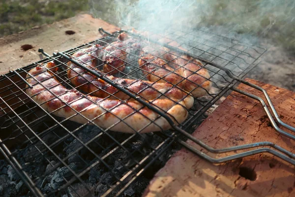 美味的德国香肠在烧烤烤架上 在夏季花园的Bbq聚会上烧烤烧烤 木炭烤香肠 — 图库照片