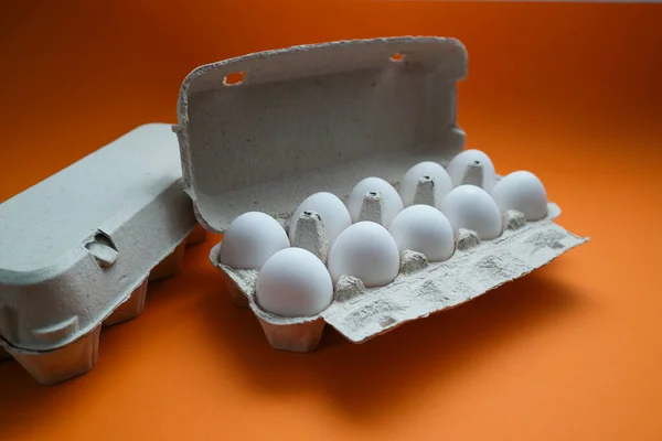 Десять Білих Яєць Картонній Упаковці Картонна Яєчна Коробка Помаранчевому Фоні — стокове фото