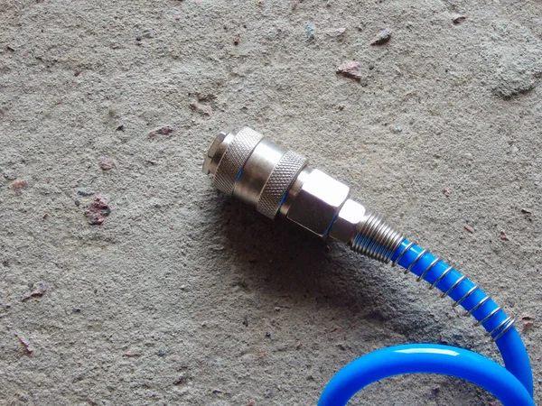 蓝色螺旋式气囊 空气耦合连接器 特写选择性重点 有选择地关注混凝土背景下的耦合器 — 图库照片