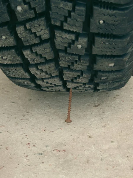 尖锐的金属螺丝在路上差点刺穿了汽车轮胎 轮式穿刺概念 — 图库照片