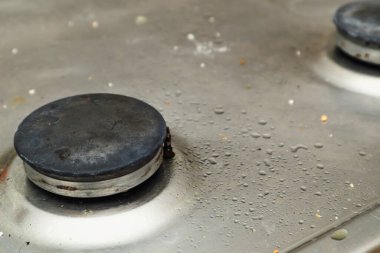 Kirli gaz ocağı. Ev temizlik hizmeti konsepti, ev işleri, ev işleri. Yemek artıklarıyla birlikte kirli soba..