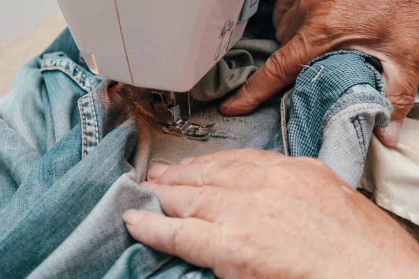 Elderly Male Tailor Sews Sewing Machine Tailor Sewing Cloth Sewing — Stock Photo, Image