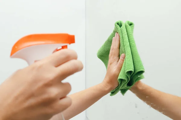 Spiegelspray Wassen Vrouw Reinigt Spiegel Badkamer Persoon Die Spray Gebruikt — Stockfoto