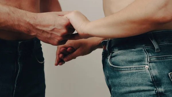 手を握るカップル セクションの中 手を握る青い宝石のヘテロセクシュアルカップル — ストック写真
