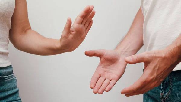 Casal Jovem Com Problemas Comunicação Mulher Mão Mostrando Dizendo Parar — Fotografia de Stock