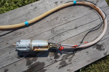 Eski arızalı bir su pompasını değiştiriyorum. Hasarlı Vibratör, Membrane su pompası. İçme suyu için eski paslı su altı pompası