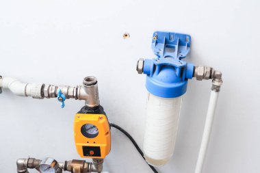 Tesisat işi. Evdeki su pompası için yeni bir otomatik kontrol ünitesi kuruluyor. Tesisat tesisatının tamiri.