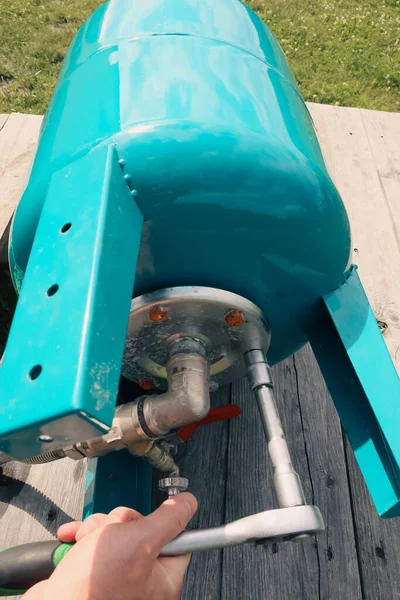Konserwacja Hydraulicznego Zbiornika Wodę Zaopatrzenie Wodę Hydraulik Zmienia Gumową Żarówkę — Zdjęcie stockowe
