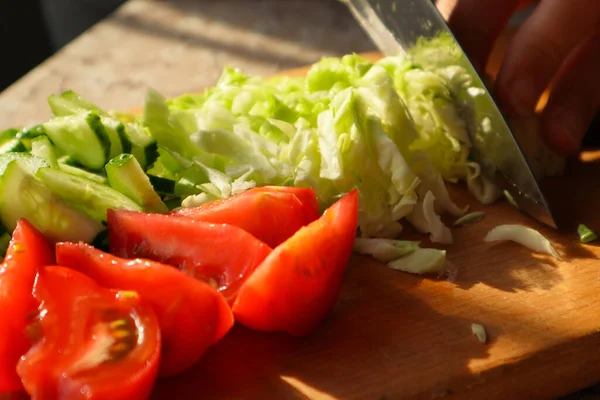 Salată Legume Gătit Procesul Tocare Legumelor Femeia Mănâncă Castravete Roșii — Fotografie, imagine de stoc