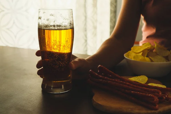 Неузнаваемая Женщина Пьет Пиво Закусками Пабе Стакан Светлого Пива Тонкие — стоковое фото