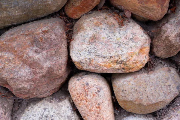 Τοίχος Συντήρησης Από Μεγάλες Φυσικές Πέτρες Στοιβάζονται Πέτρες Στη Βάση — Φωτογραφία Αρχείου