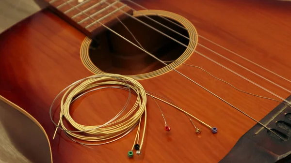 Novas Cordas Guitarra Acústica Picar Guitarra Antiga — Fotografia de Stock