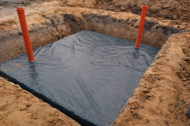 Yeraltına beton bir sığınak inşa ediyoruz. Yeni Beton Depolama Mahzeni Binası. Su yalıtımı ve havalandırma prizleri