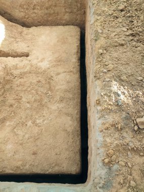 Su borusu ya da elektrik kablosu için nasıl derin bir çukur kazılır? İletişim için dar siperler kazmak için basit bir el aleti. Derin dar çukur