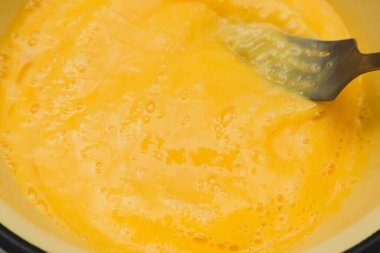 Çırpılmış yumurta ve süt. Sosisli omlet yapıyorum..