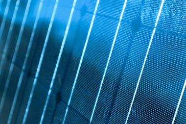 Arka plan olarak mavi güneş paneli. Seçici odak deseninde güneş paneli. Bakış açısı ve bulanıklık kullanılır. Alternatif temiz yeşil sürdürülebilir enerji arka planı