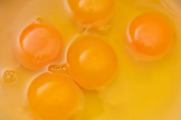 Slog Rått Ägg Äggbakgrund Proteinet Med Gulan Brutna Hönsägg Stockbild