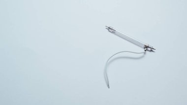 Flash Fotoğrafçılık Ekipmanı. Değiştirmek için halojen flaş ampul. Değiştirme lambası, beyaz arka planda halojen fener ampulü