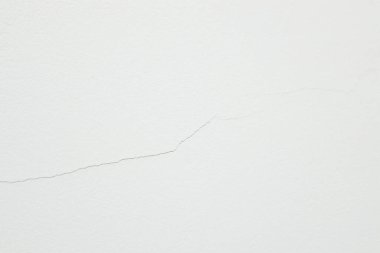 Beyaz havalandırmalı beton duvarda daralma çatlağı var. Kırılgan inşaat malzemesi. Çatlak Beton Doku.