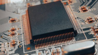 Elektronik bilgisayar panosuna yakın çekim. Elektronik devre kartı, işlemci mikroçipleri ve diğer bilgisayar parçaları, kapatın. Onarım ve teknoloji konsepti.