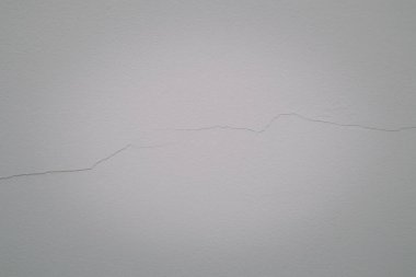 Beyaz havalandırmalı beton duvarda daralma çatlağı var. Kırılgan inşaat malzemesi. Çatlak Beton Doku.
