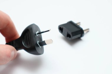 Farklı tip prizler. Fiş adaptörü ve seyahat adaptörleri kullan