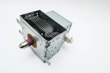 Beyaz arka planda magnetron. Mikrodalga fırınlarda kullanılan magnetron tüpü. Mikrodalga magnetron yan görünümü.