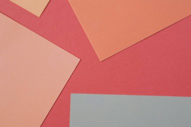 Pastel renklerde birkaç katmanlı kağıttan oluşan arkaplan. Soyut geometrik desenli Pastel renkli kağıtlar, üst görünüm. Ayrıntılı soyut kağıt dokusu