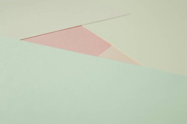 Pastel renklerde birkaç katmanlı kağıttan oluşan arkaplan. Soyut geometrik desenli Pastel renkli kağıtlar, üst görünüm. Ayrıntılı soyut kağıt dokusu