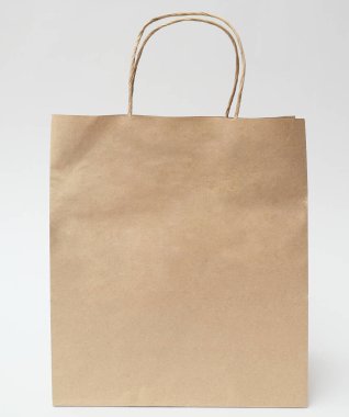 Beyaz üzerine kahverengi kağıt torbası. Süpermarket için geri dönüştürülmüş karton paket.