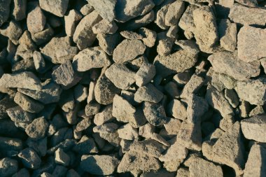 İnşaat için granit çakıl parçaları malzemesi. Arka plan olarak ezilmiş granit çakıl. Endüstriyel tasarım Granit çakıl dokusu