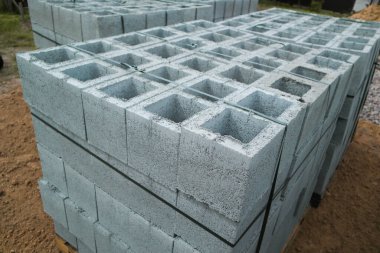 Paletlerin üzerine beton bloklar monte edilmiş. İnşaat alanındaki paletlerin üzerine istiflenmiş bitmiş ürünler.