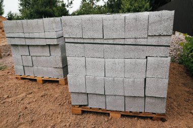 Paletlerin üzerine beton bloklar monte edilmiş. İnşaat alanındaki paletlerin üzerine istiflenmiş bitmiş ürünler.