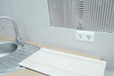 Duvardan bir fayans düştü. Porselen karoların yanlış kurulumu. Tiler hatası. Kırık kiremitler. Döşeme Kaldırma.