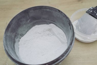 Seramik fayansları füg kullanarak katlamak. İşçi fayanslara füg yerleştiriyor. kiremit yenileme