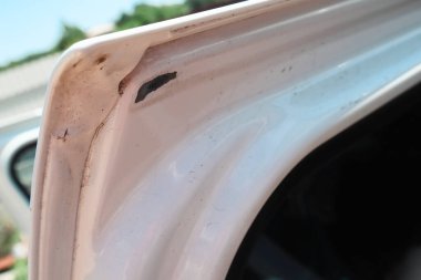 Araba kapısının mührü kapıdaki boyayı silmiş. Araba tamiri. Bir arabanın kapısını kapat.