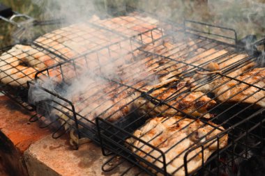 Yangında ızgara sosis sarması. Lezzetli ızgara sosis. Kızarmış baharatlı sosis.
